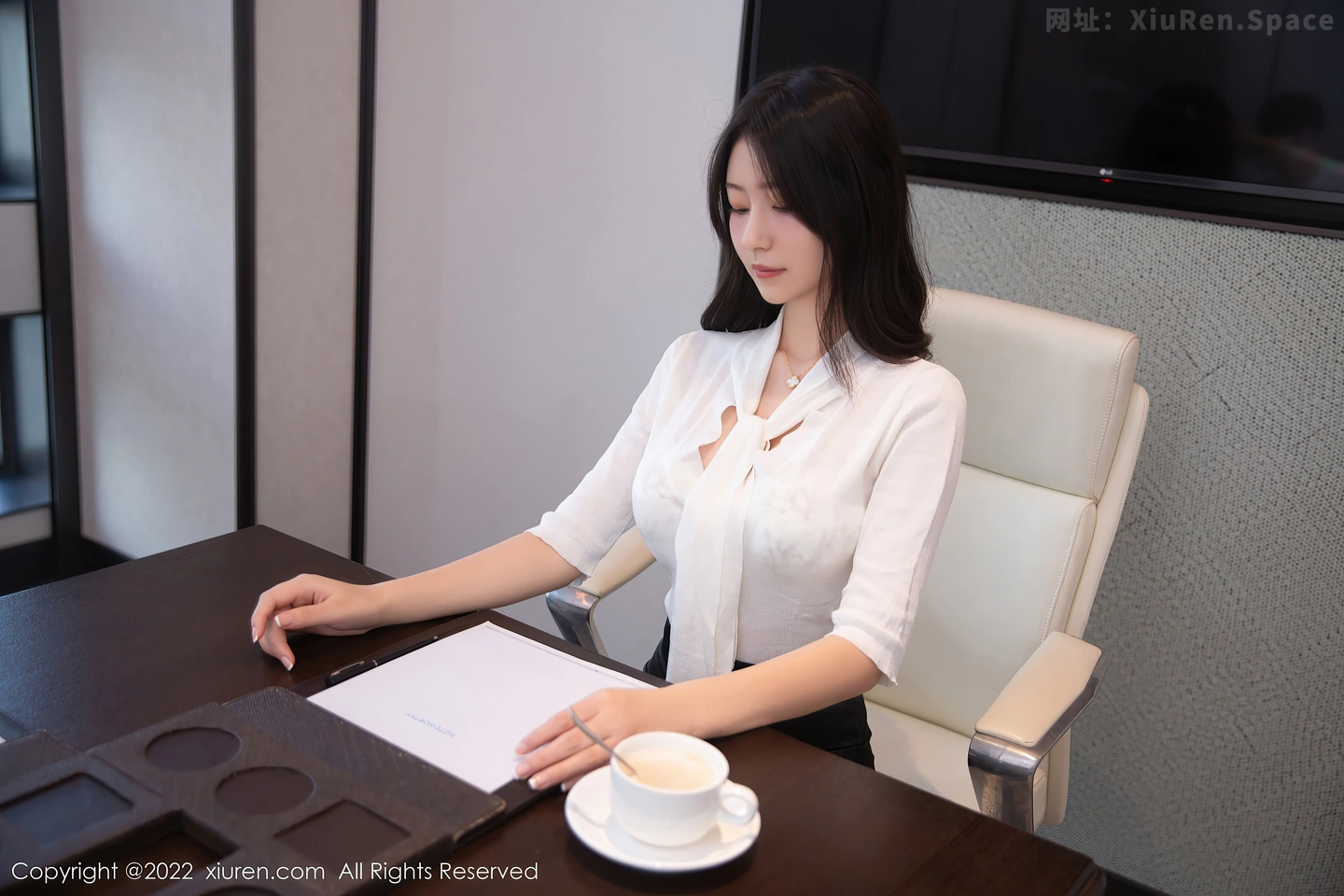 图片[4]-[XiuRen秀人网] VOL.5705 模特熊小诺北京旅拍白色上衣配黑短裙露超薄黑丝极致诱惑写真75P-秀人网官方网站